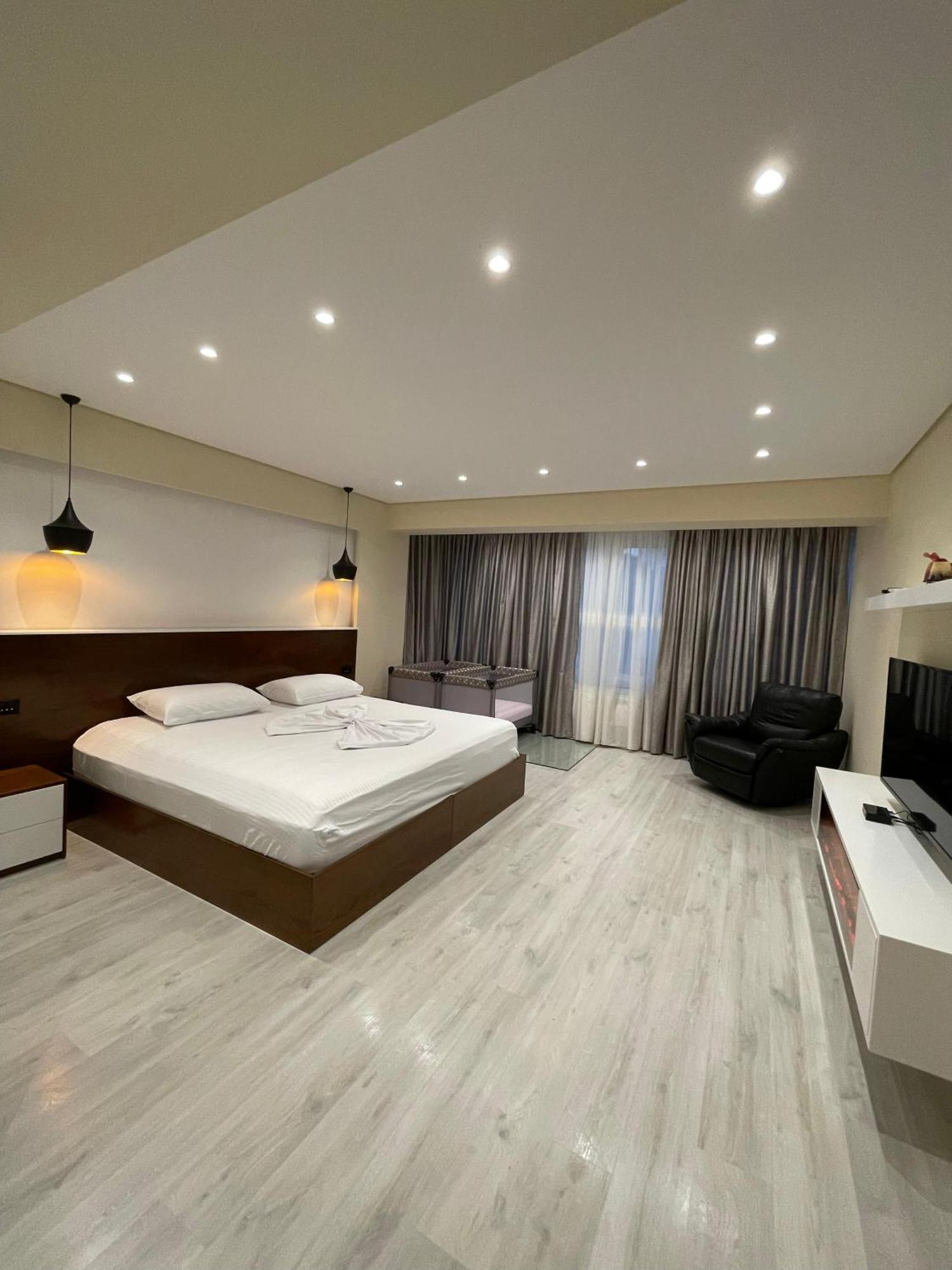 Home 12 Librazhd Екстер'єр фото